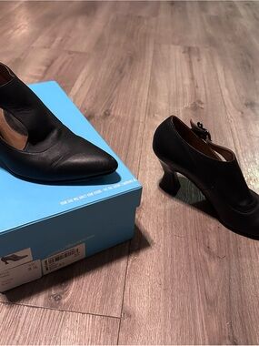 John Fluevog Black Leather Pointed-Toe Mid-Heel Ankle-Strap Pumps